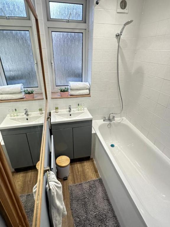 Beautiful Three Bedroom Family Appartamento Londra